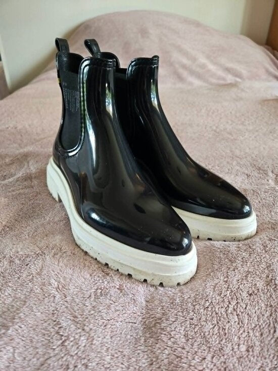 Lemon Jelly Shoes - Lemon Jelly Pointed Toe Rainboots - Vegan - Great condition!
